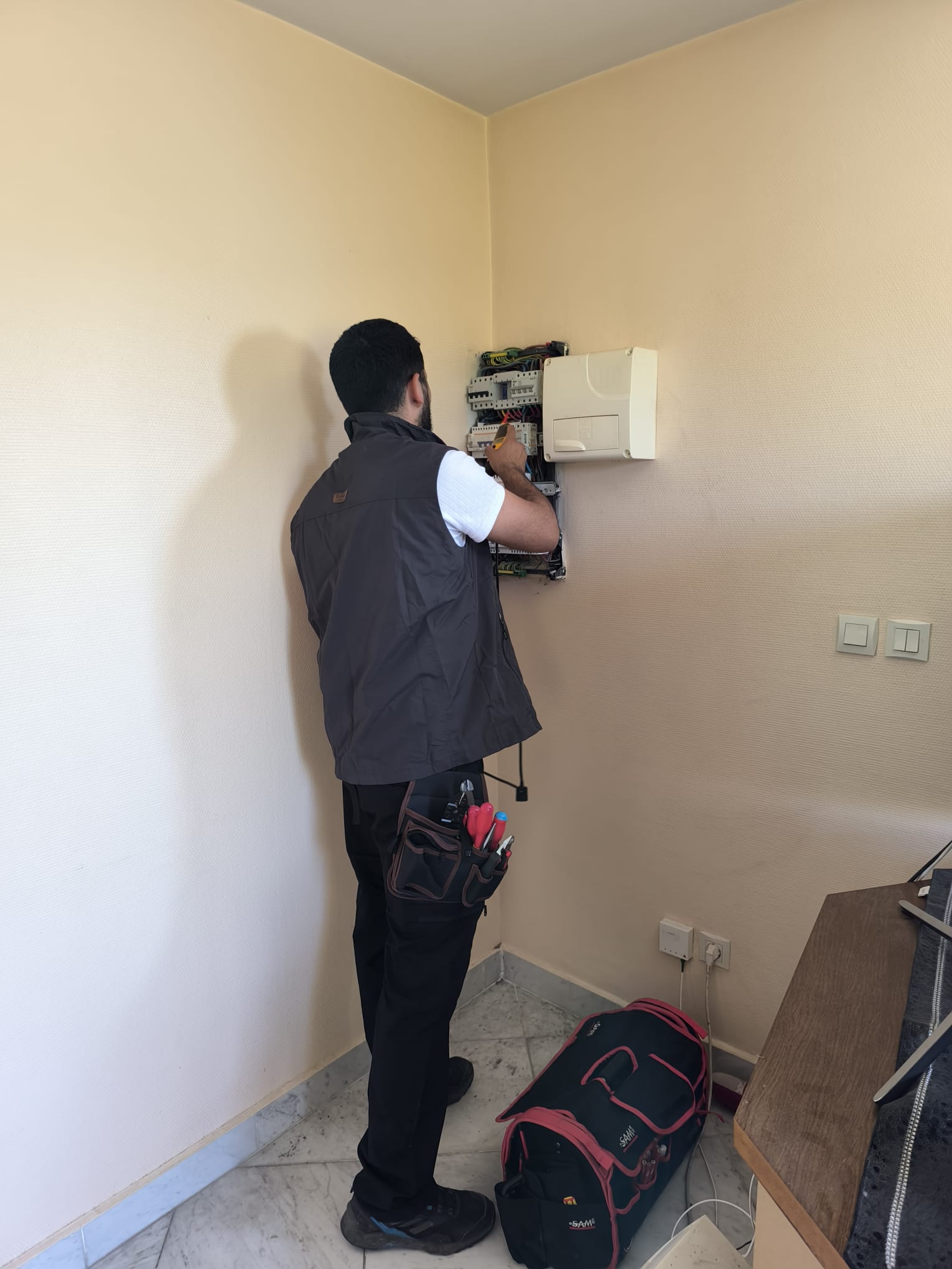 Électricien en dépannage rapide d'urgence