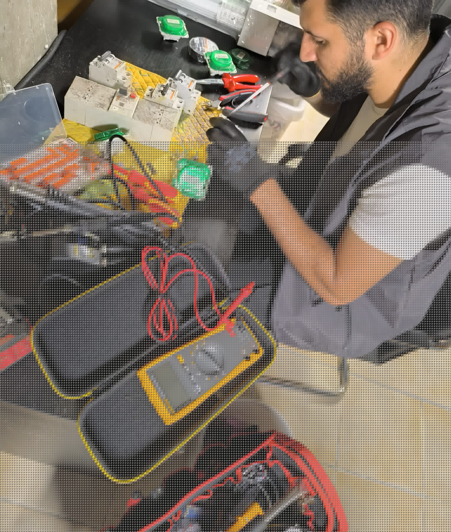 Électricien travaillant sur un tableau électrique résidentiel